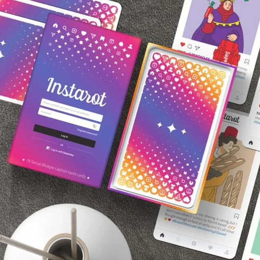 InsTarot – Baraja de Tarot Estilo Redes Sociales (78 Cartas con Bordes Iridiscentes)