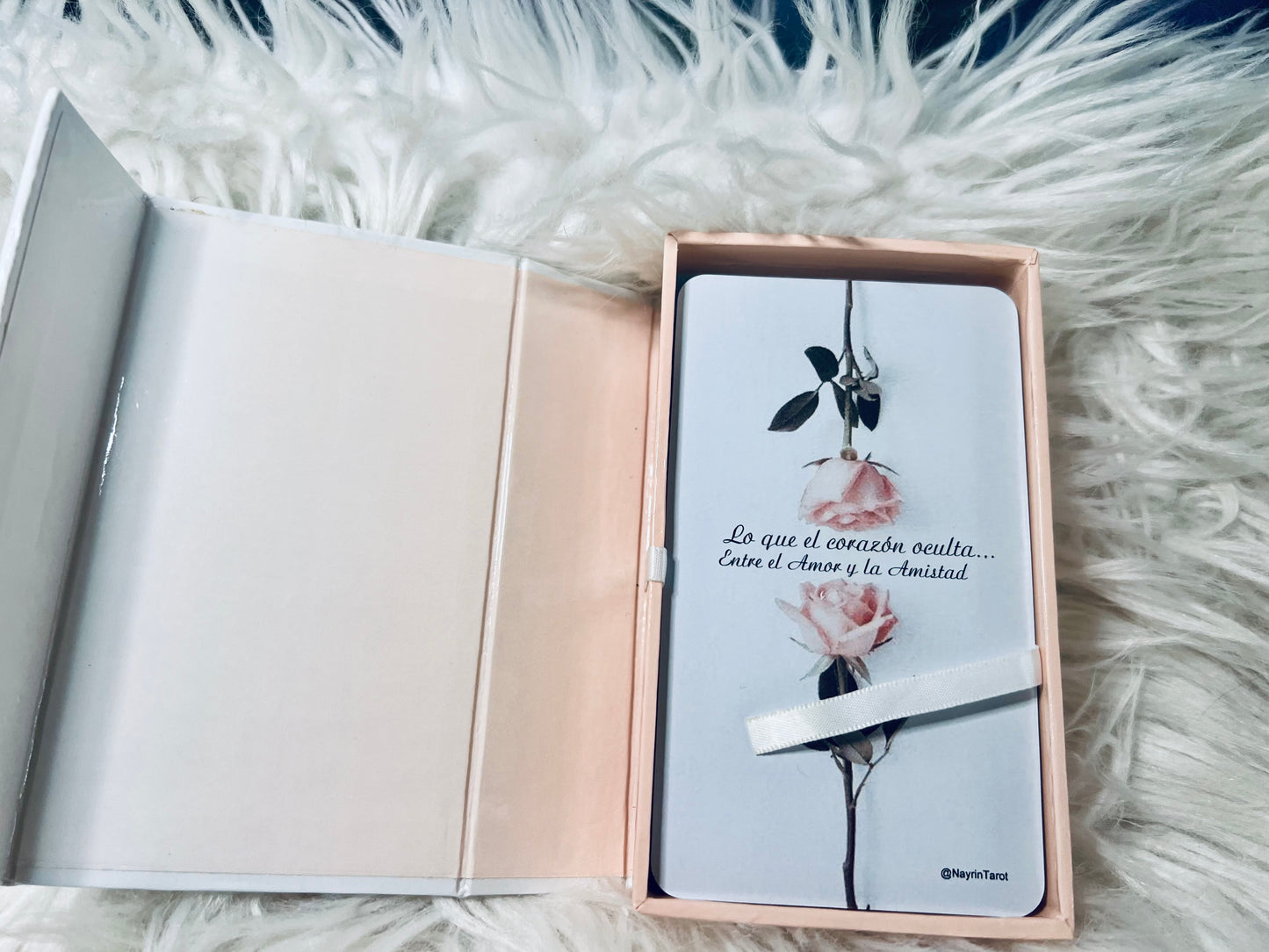 Caja de cartas de oráculo amor y amistad con diseño de rosa y frase inspiradora