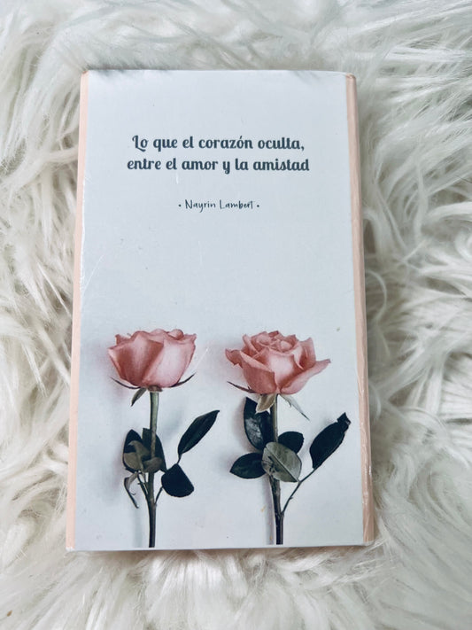 Caja de cartas de oráculo amor y amistad de Nayrin Lambert con rosas rosadas en la portada