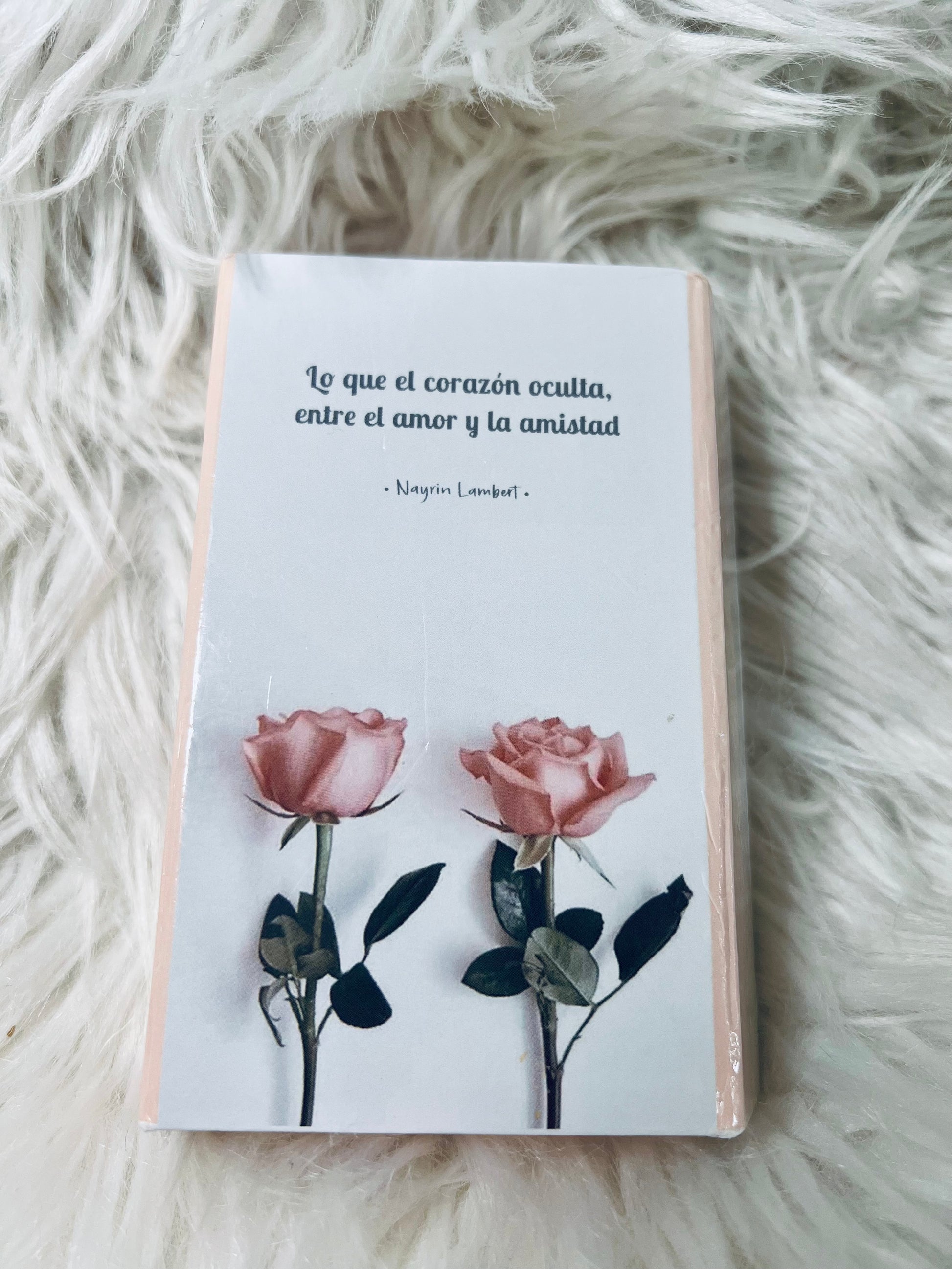 Caja de cartas de oráculo amor y amistad de Nayrin Lambert con rosas en la portada